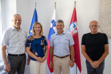 podpis pogodb za gradbeno obrtniška dela za ureditev CDZOM Postojna (10)
